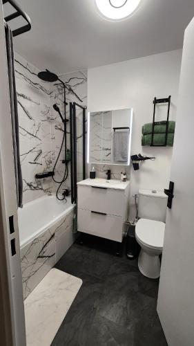 Photo de la galerie de l'établissement T2, parking, terrace, close to Paris and La Defense, à Rueil-Malmaison