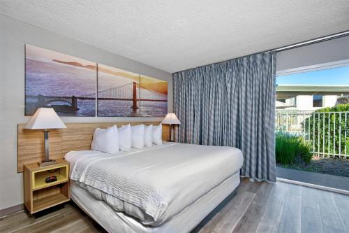 Katil atau katil-katil dalam bilik di Days Inn by Wyndham Novato/San Francisco