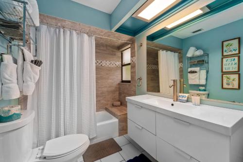 a bathroom with a sink and a toilet and a tub at Heated Pool Mini Golf Game Room Near Beaches in Bradenton