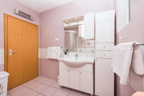 Koupelna v ubytování Apartments and Room Goran