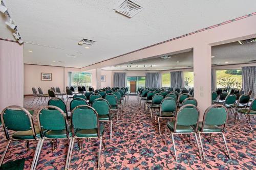 Ruang duduk di Days Inn by Wyndham Novato/San Francisco