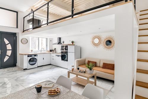 un salon avec un canapé et une table dans l'établissement xx Le Frappa xx Loft & Spa City, à Saint-Étienne