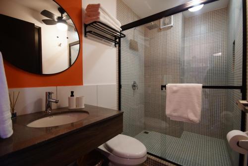 a bathroom with a sink and a shower at Departamento Nuevo Centro Monterrey in Monterrey