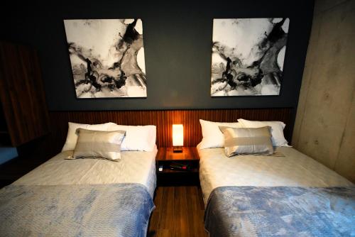 two beds sitting next to each other in a bedroom at Departamento Nuevo Centro Monterrey in Monterrey
