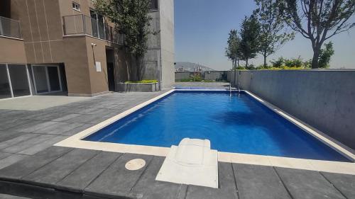 a swimming pool in the middle of a building at Departamento Nuevo Centro Monterrey in Monterrey