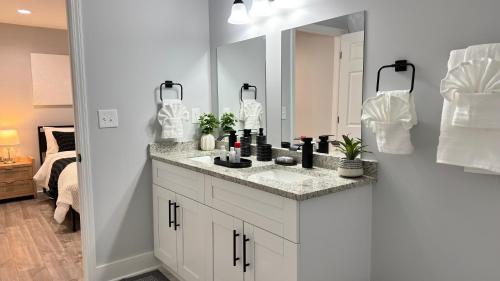 un bagno con lavandino e specchio di Modern new townhouse near Stone Mountain Sleeps 10 a Snellville