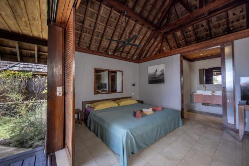 Una cama o camas en una habitación de Oa Oa Lodge