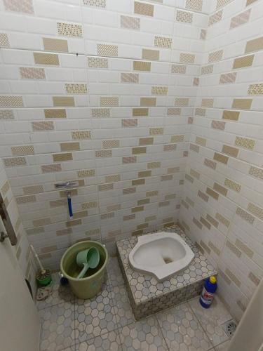 Un baño de Guest house manggis11 Alam Asri