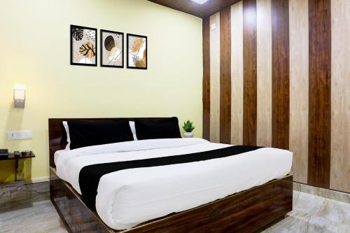 Un dormitorio con una cama grande con una pared de madera. en HOTEL O ELEGANT, en Prayagraj