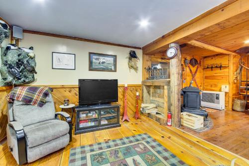 TV a/nebo společenská místnost v ubytování Rustic Searsport Cabin Loft and Sunroom on 10 Acres