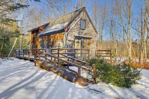 Rustic Searsport Cabin Loft and Sunroom on 10 Acres v zimě