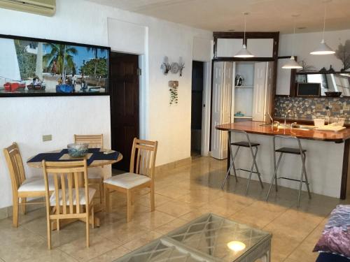 uma cozinha e sala de estar com mesa e cadeiras em Sunset Cabin em Twin Lakes