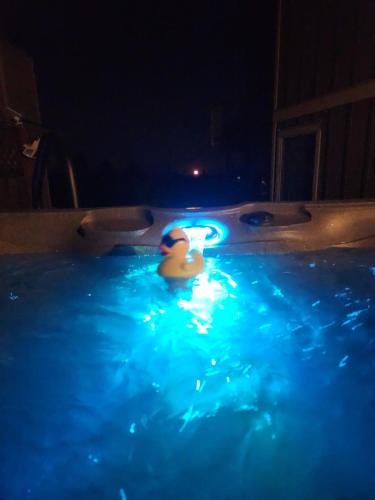 Piscina en o cerca de Cozy Quiet Suite with Private Hot Tub with Ocean Views