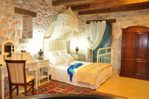1 dormitorio con cama y escritorio en Ktima Karageorgou en Areopolis