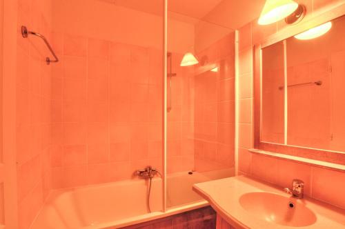une salle de bain avec une baignoire, un lavabo et une douche dans l'établissement La résidence du Lac - maeva Home - Appartement 2 pièces 5 personnes - Sélection MAE-3921, à Monflanquin