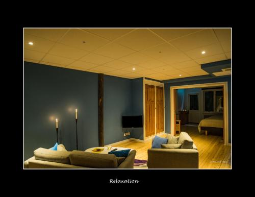 sala de estar con 2 sofás y 1 dormitorio en Lannavaara Lodge en Lannavaara