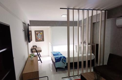una piccola stanza con un letto in una stanza di Edificio Bellini a Santa Cruz de la Sierra