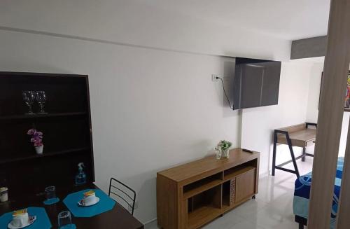 un piccolo soggiorno con un tavolo e una cucina di Edificio Bellini a Santa Cruz de la Sierra