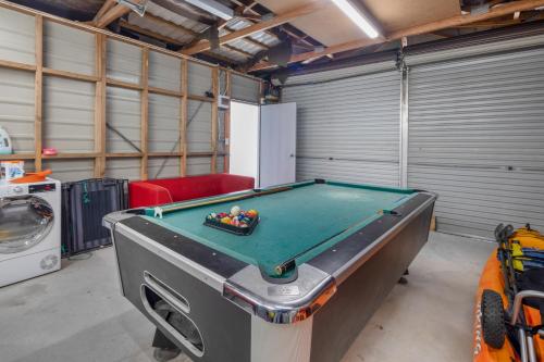 Τραπέζι μπιλιάρδου στο The Ultimate Deck House