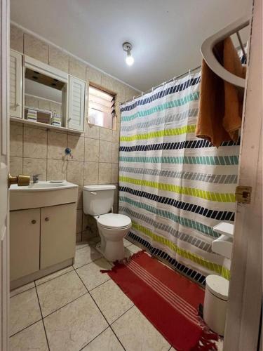 a bathroom with a toilet and a sink at Hospedajes Leah in Temuco