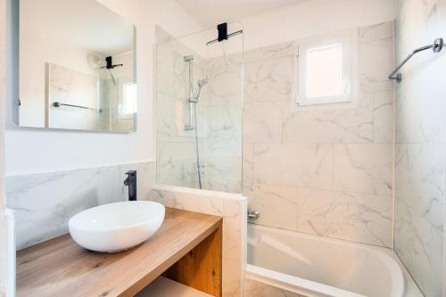 une salle de bain avec un lavabo, une baignoire et une douche dans l'établissement Les Coteaux de Pont Royal en Provence - maeva Home - Appartement 3 pièces 6 personnes - Prestige MAE-6331, à Mallemort