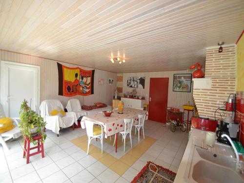 une cuisine et un salon avec une table et des chaises dans l'établissement House in Bordeaux near Wine Regions, à Camiran
