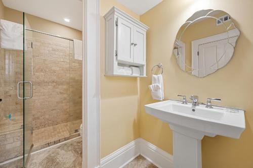 Ένα μπάνιο στο King Bed 2 Baths Near River Shopping Walk Savannah-5