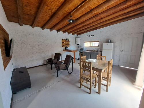 a kitchen and dining room with a table and chairs at Escapada perfecta con pileta privada- 2 personas in Ciudad Lujan de Cuyo