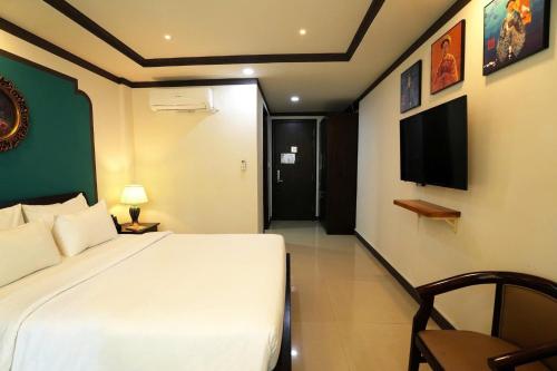 La Serena Hotel & Apartmentにあるテレビまたはエンターテインメントセンター