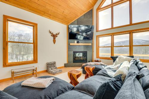 Ruang duduk di Stratton Mtn Ski Chalet with Giant Views in Winhall