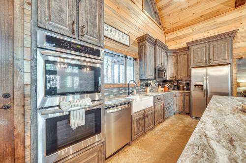 Η κουζίνα ή μικρή κουζίνα στο Hot Tub and Game Room Spacious Cabin in Broken Bow!