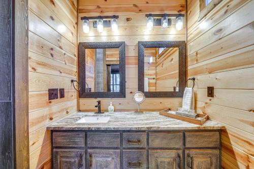 Ένα μπάνιο στο Hot Tub and Game Room Spacious Cabin in Broken Bow!