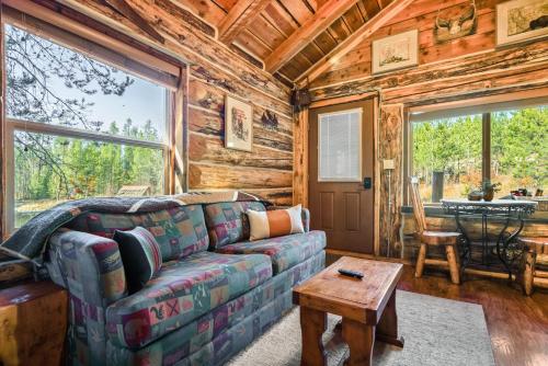 Χώρος καθιστικού στο Trapper's Cabin, 7 Min To Glacier, Dogs Welcome