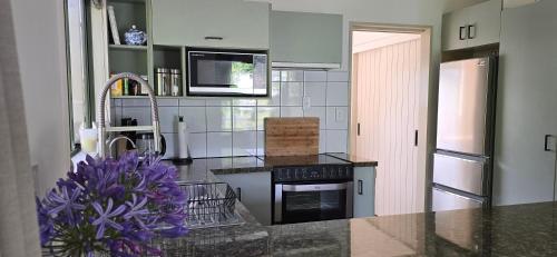 Dapur atau dapur kecil di Hosts on the Coast Treetops