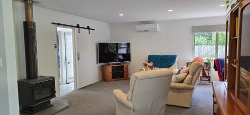 Televisyen dan/atau pusat hiburan di Hosts on the Coast Treetops