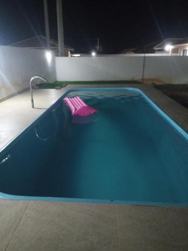 a swimming pool at night with a faucet at Casa temporada regiao dos lagos São pedro in São Pedro da Aldeia