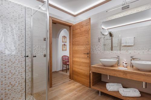 Ein Badezimmer in der Unterkunft Brunet - The Dolomites Resort