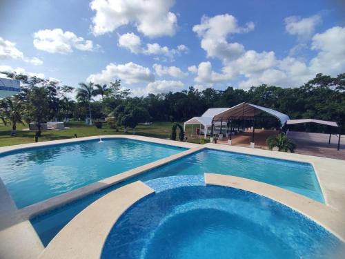 einen großen Pool mit Pavillon in der Unterkunft aldea isla sagrada in Cozumel