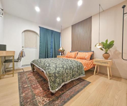 a bedroom with a bed and a potted plant at Brimfield Stay in Los Angeles
