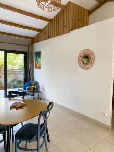 a dining room with a table and chairs at SPA Relax 3 chambres in Saint-Joseph