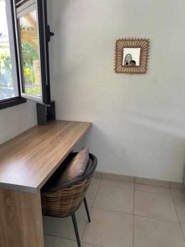 a room with a desk and a chair and a window at SPA Relax 3 chambres in Saint-Joseph
