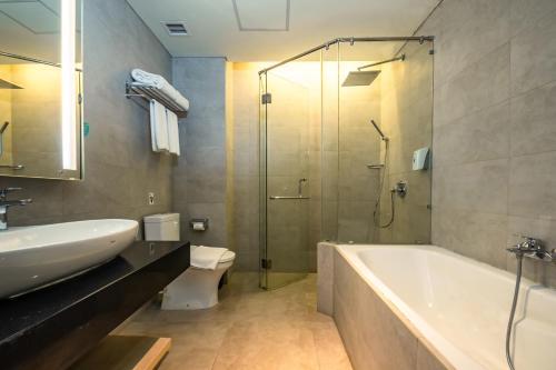 Koupelna v ubytování Hotel AYOLA Lippo Cikarang