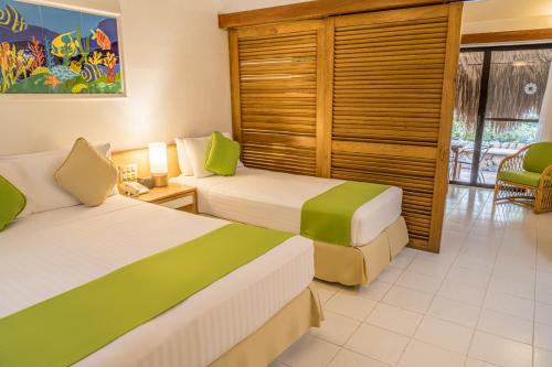 Una cama o camas en una habitación de Hotel Irotama Bungalows & Bohios