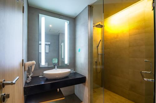 Koupelna v ubytování Hotel AYOLA Lippo Cikarang
