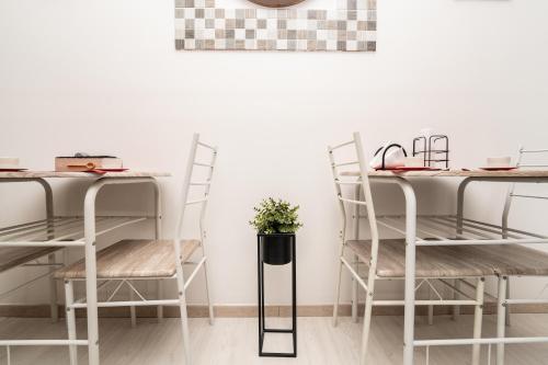 a dining room with chairs and a table at Central Room 128L in Palermo