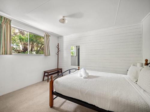 una camera da letto bianca con un letto e una finestra di Ryma Cottage - Prevelly NEW a Prevelly
