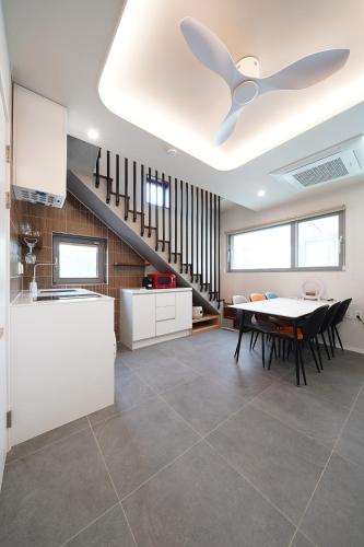 a kitchen and dining room with a table and a ceiling at Gyeongju Poolvilla Runtoyou in Gyeongju