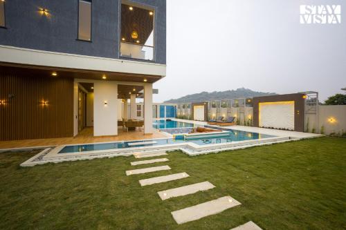 Πισίνα στο ή κοντά στο StayVista at Priana - A luxury Pool Villa with Gym