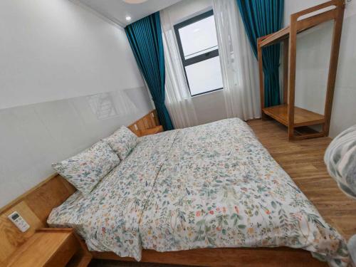 a bedroom with a bed and a window at Căn Hộ 4 PN Rin's House Homestay in Phan Thiet