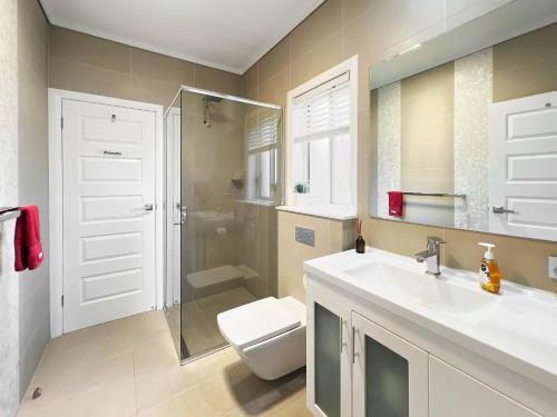Un baño de Heart of the Village - Walk to the Waters Edge